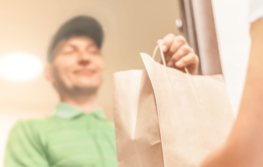 pessoa aceitando delivery